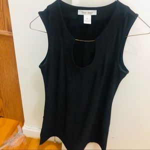 Scoop neck sleeveless tunic top